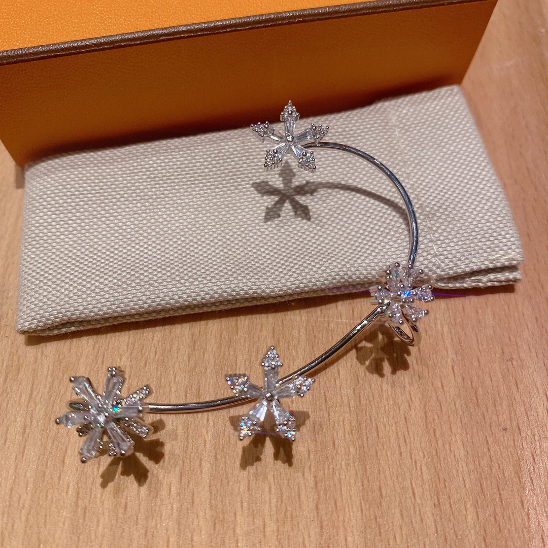 2Pcs Rotatable Snowflake Ear Cuffs Wrap Earrings for Women, Non-Pierced Earrings Jewelry